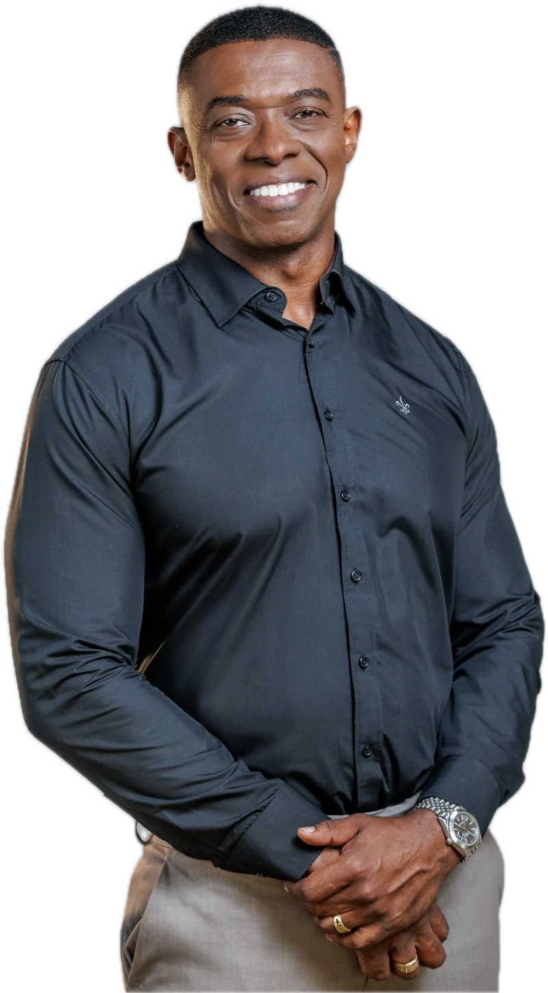 Jorge Sacramento de camisa preta, sorrindo, em pé.
